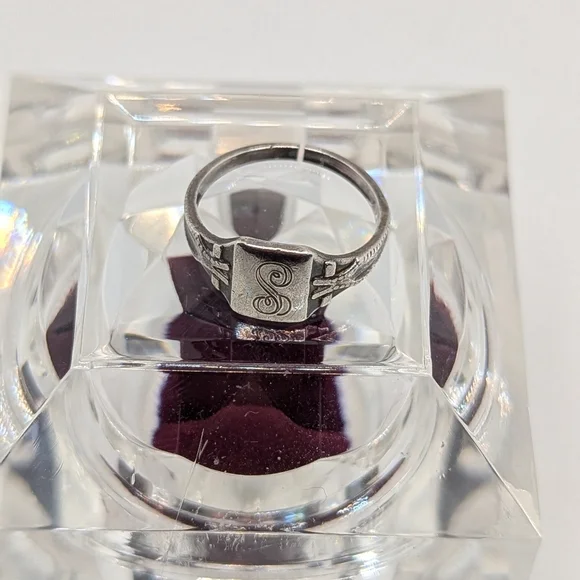 Signet Design Ring - Picture 2 of 4